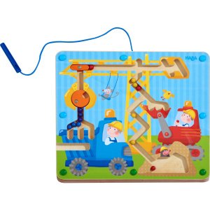 Leseni labirint z veliko kroglicami, ki jih je treba s palico z magnetom popeljati na pravo mesto. Otroci bodo s pomočjo magnetne palice barvne kroglice