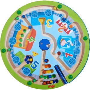 Lesen labirint z veliko kroglicami ki jih je potrebno s pomočjo palice z magnetom, glede na barvo in količino kroglic, pripeljati k pravemu vagonu. Katero