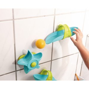 S to igračo bo kopanje - ali tuširanje - za otroke postalo prava pustolovščina. Zadostuje, da na steno ali banjo s priseski pritrdite