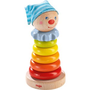 Veseli škratek v koničasti progasti kapi bo razveselil male radovedneže od 18 mesecev starosti naprej. Naloga otrok je, da sestavijo barvne lesene obročke