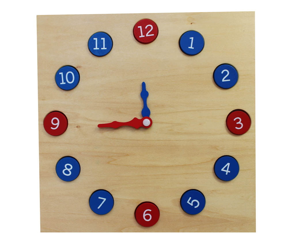 Ta prosto stoječa ura z gibljivimi rokami vsebuje številke, ki se lahko odstranijo iz utorov. Številke 1,3,6,9,12 so v rdeči barvi in ostale v modri barvi