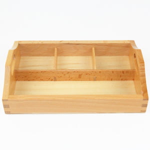 Leseni pladenj za razvrščanje s tremi prekati je idealen za izvajanje aktivnosti razvrščanja. Velikost materiala: 21,5cm x 14,3cm x 6cm.