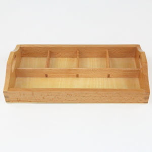 Leseni pladenj za razvrščanje s štirimi prekati je idealen za izvajanje aktivnosti razvrščanja. Velikost materiala: 27cm x 14,5cm x 6cm.