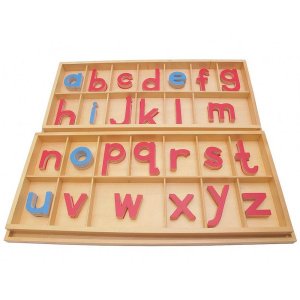 Lesena velika premična abeceda (angleška). Barve črk po montessori metodi, samoglasniki modri in soglasniki rdeči.