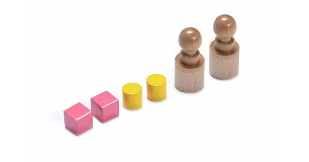 2 čepka za klade, 2 najmanjši kocki za roza stolp in 2 najmanjša rumena valja