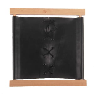 Okvirji so izdelani iz trdega lesa, izdelek pa iz trpežnega materiala in varno pritrjen na okvir. Blago se lahko po potrebi sname in opere na 30 stopinjah.