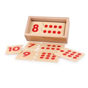 Lesena škatla s pokrovom vsebuje 20 parov sestavljank. Sestavljanka s številkami 1-10, služi kot otrokov uvod v razmerje med števili in simboli.