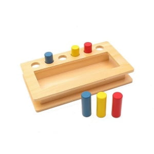 Zaboj z barvnimi zatiči