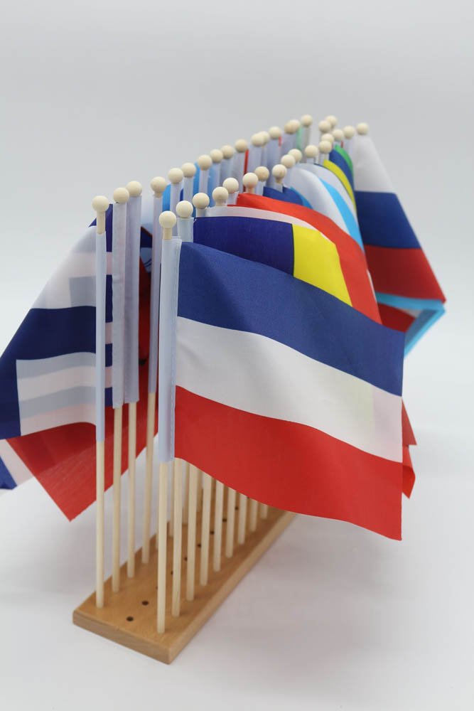 Zastave 46 evropskih držav z lesenim podstavkom.