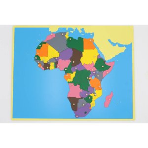 Sestavljanka se uporablja po predhodnem delu z sestavljanko celin. Otroku razložimo, da se posamezne celine tudi razdelijo na države. Otrokom pomaga pri